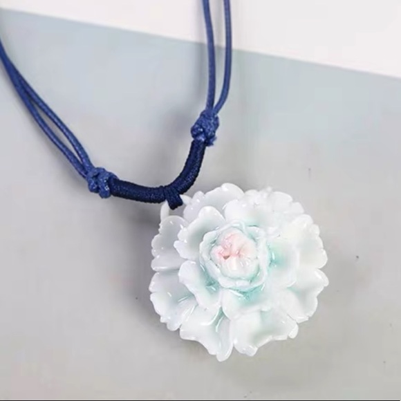 Jewelry - NWOT porcelain flower necklace